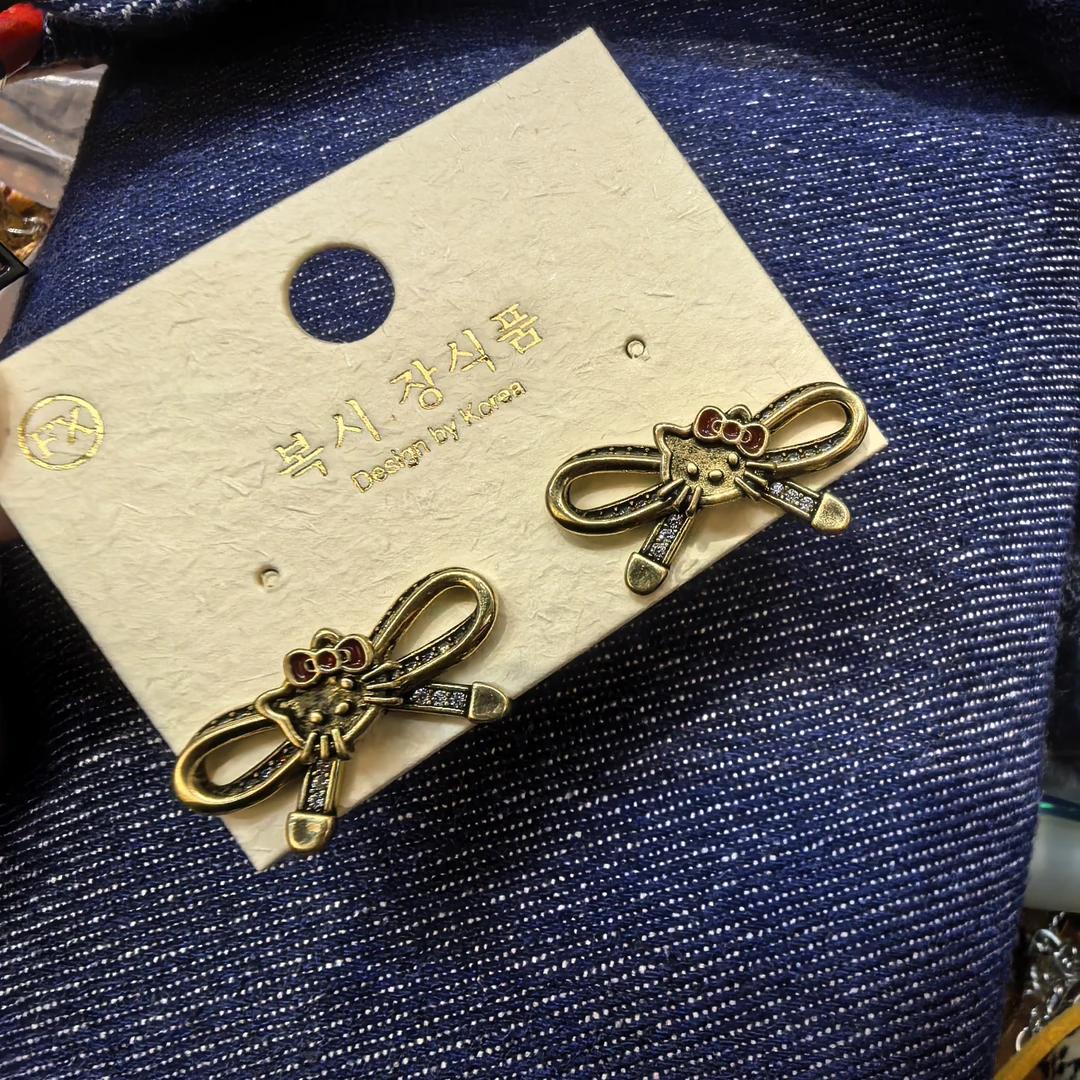 B456金色复古做旧KT猫咪蝴蝶结闪闪耳钉耳饰