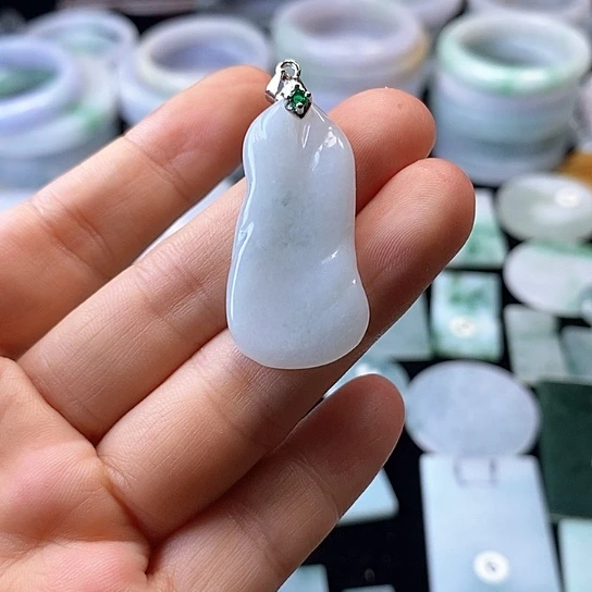 翡翠挂件未镶嵌翡翠的