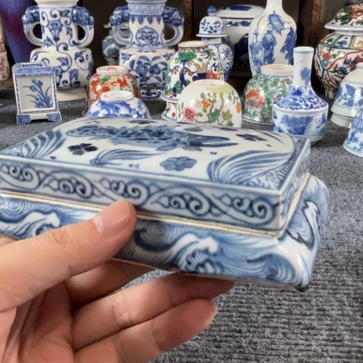 锅***號瓷摆件一个青花的小盒子