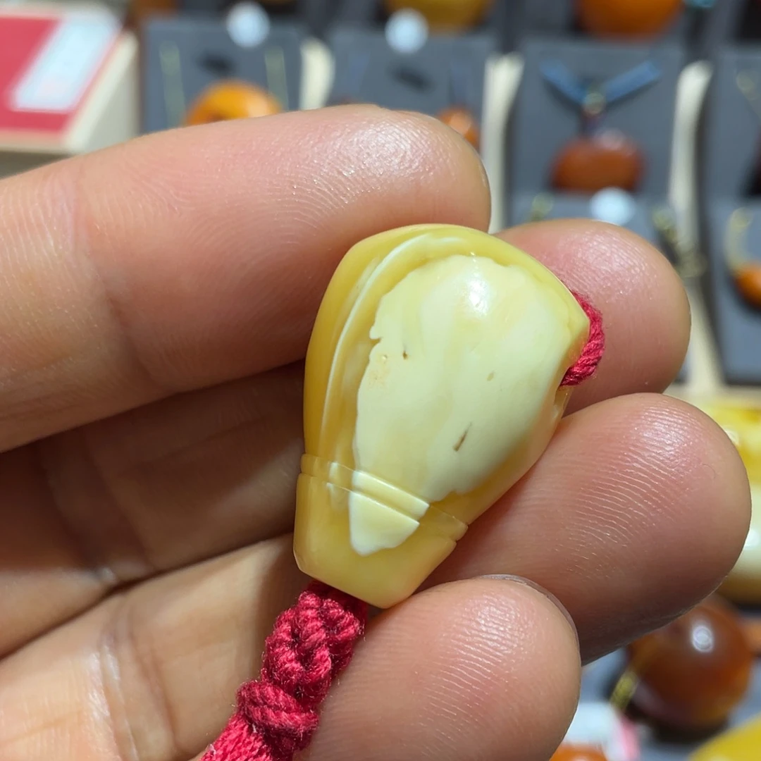 蜜蜡颈饰未镶嵌三通佛塔，厚14.6