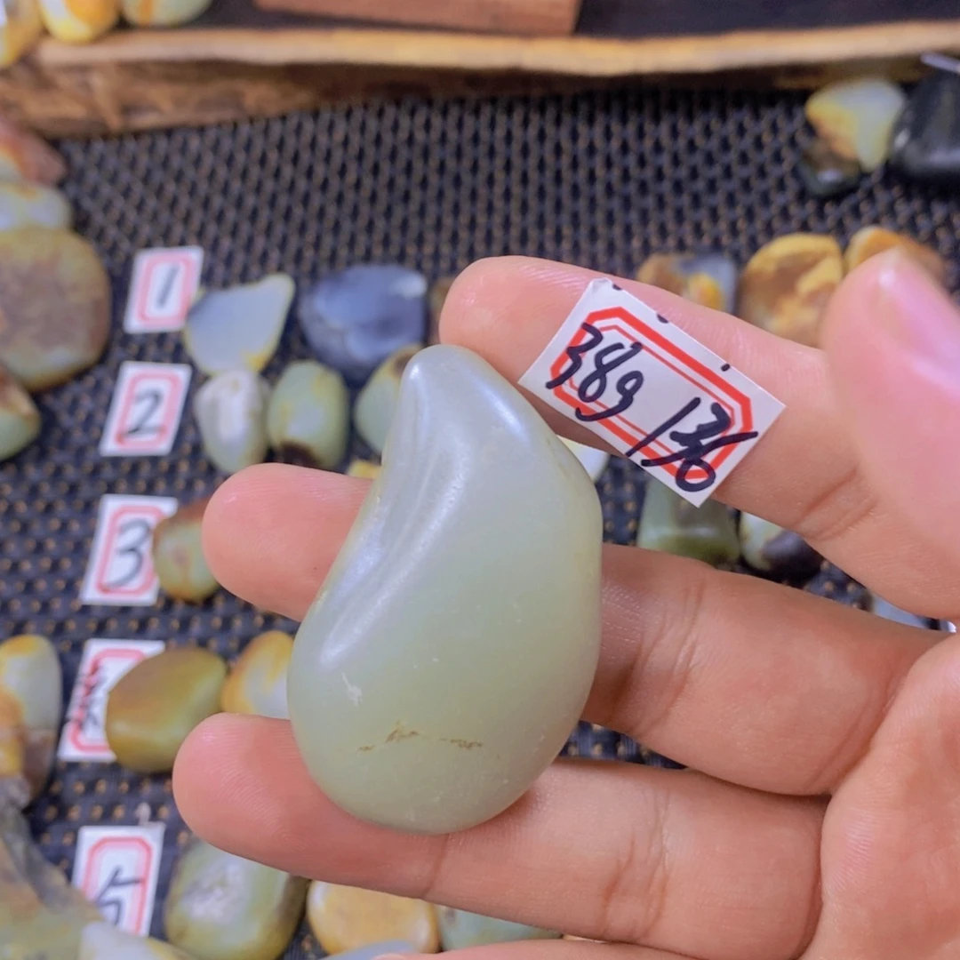 颈饰未镶嵌和田玉（糖玉）
