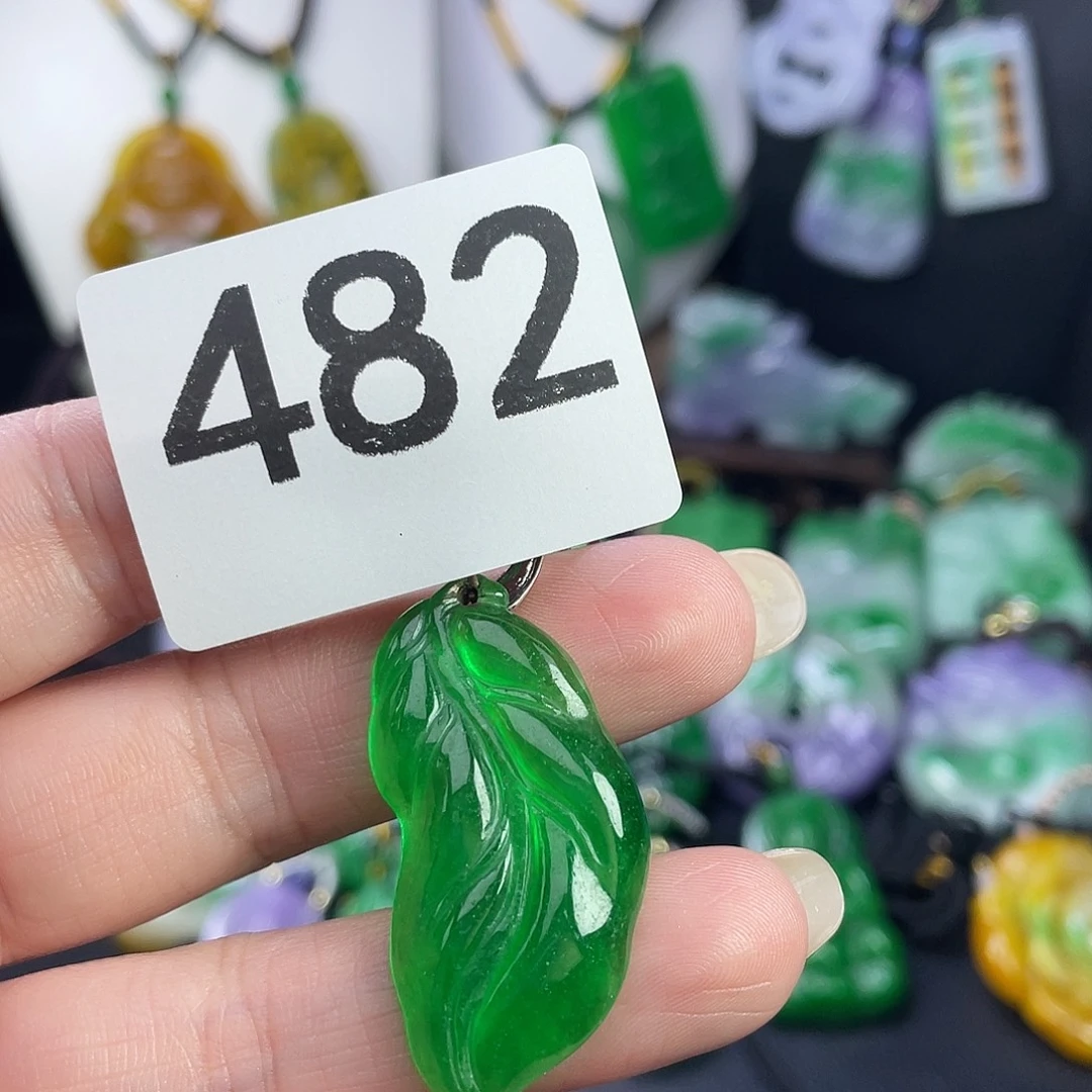 翡翠未镶嵌吊坠(赠链)