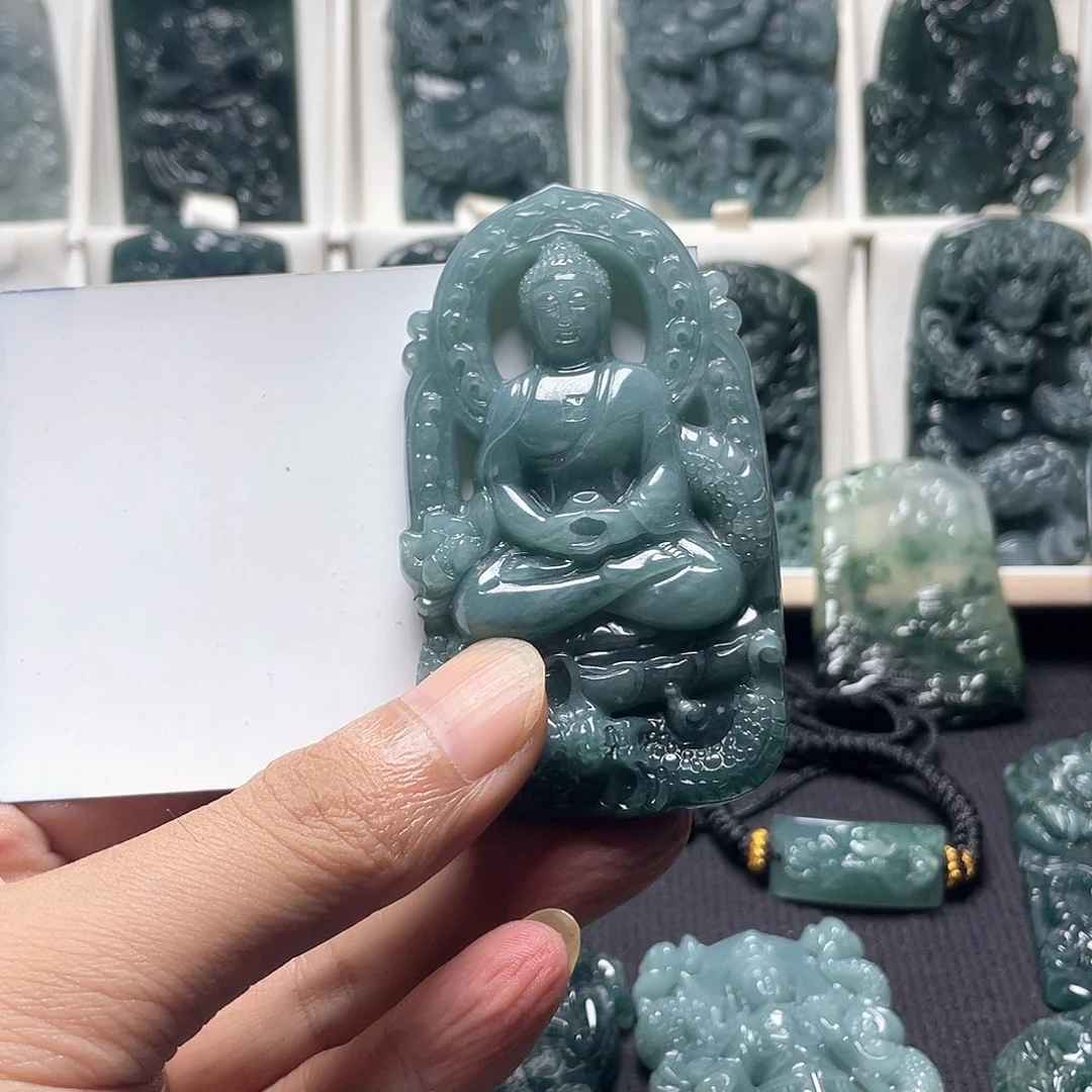 翡翠未镶嵌颈饰大日如来