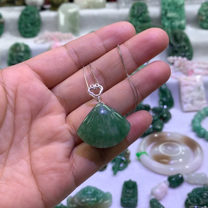 王***锁独山玉未镶嵌颈饰