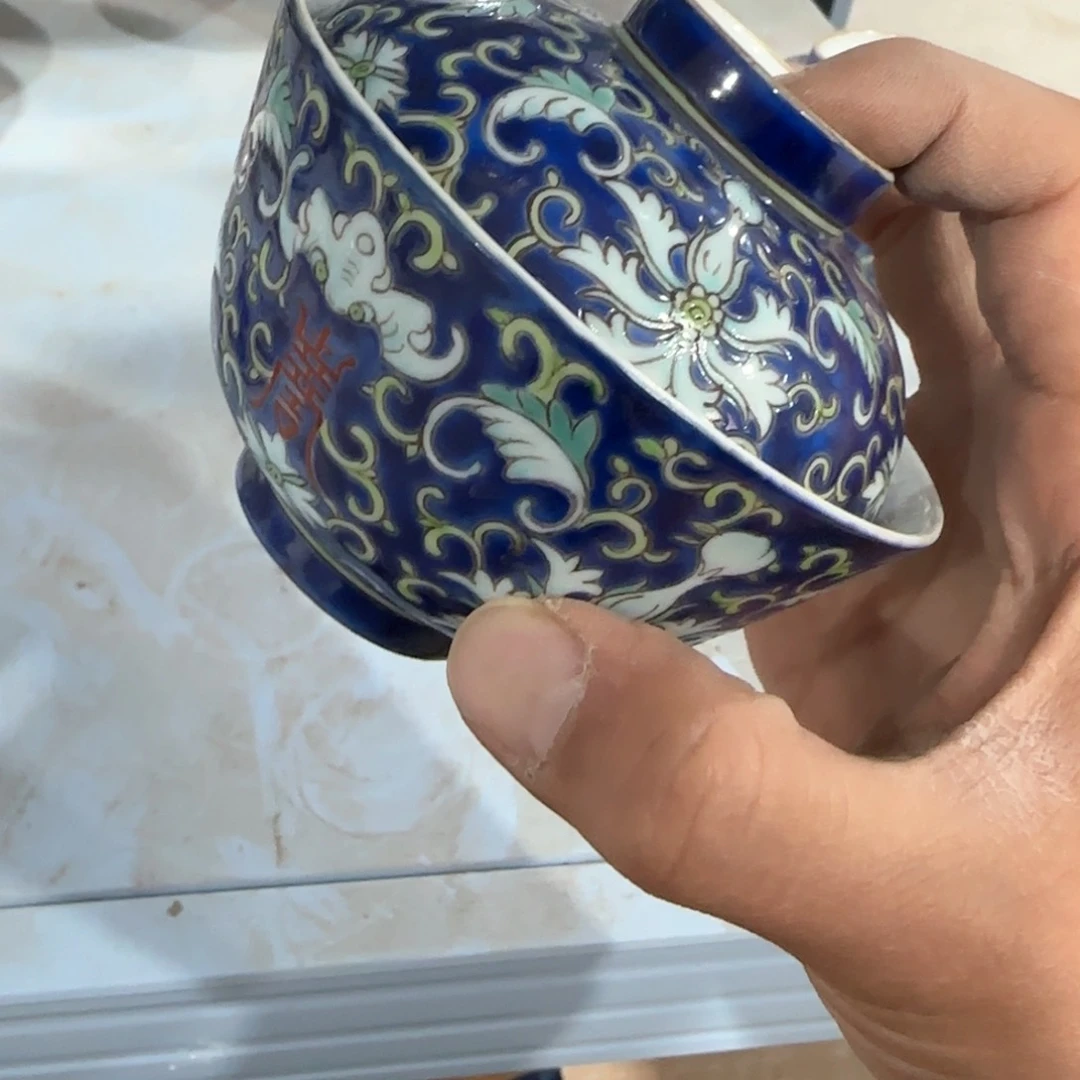 瓷片瓷器上还有两条长带及部分长柱