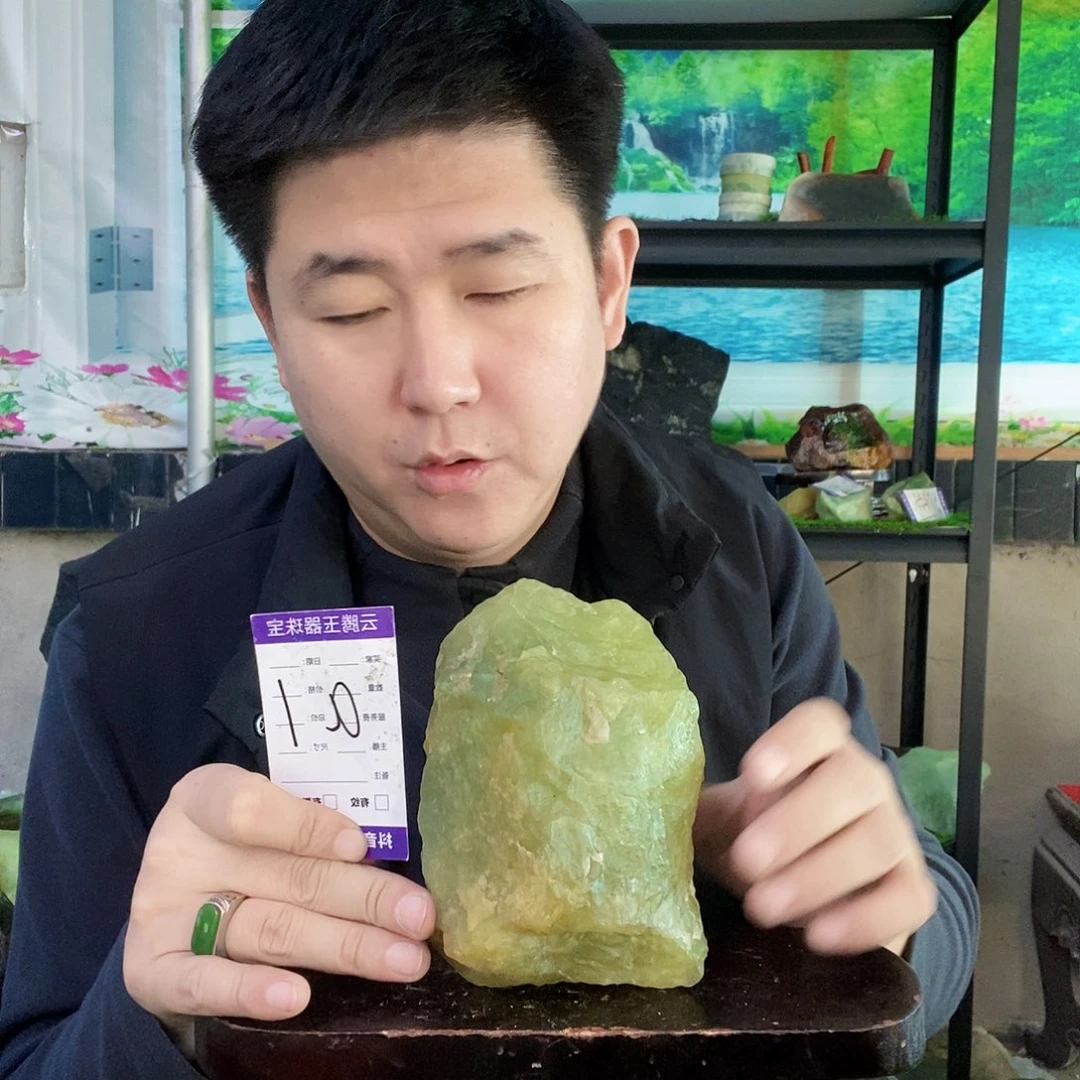 蛇纹石玉未镶嵌珠宝奇石