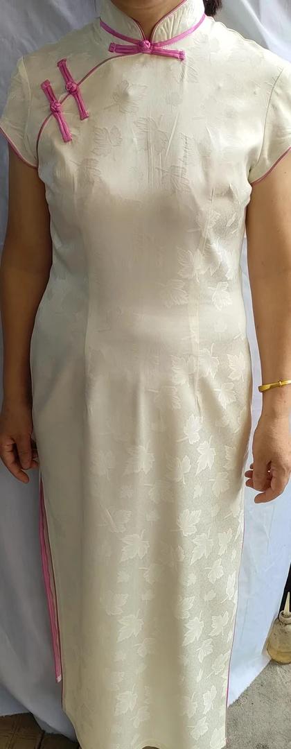 米白色提花段透气布料制做，单层新中式国风旗袍，修身显瘦连衣裙