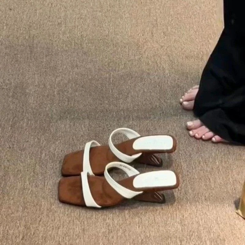 坡跟一字拖鞋女夏外穿2025新款绝美高跟鞋配裙子高级感银色凉拖鞋