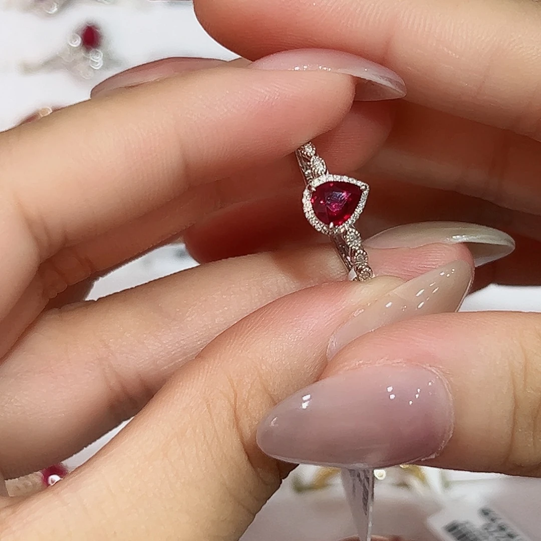 18K金镶嵌戒指红宝石