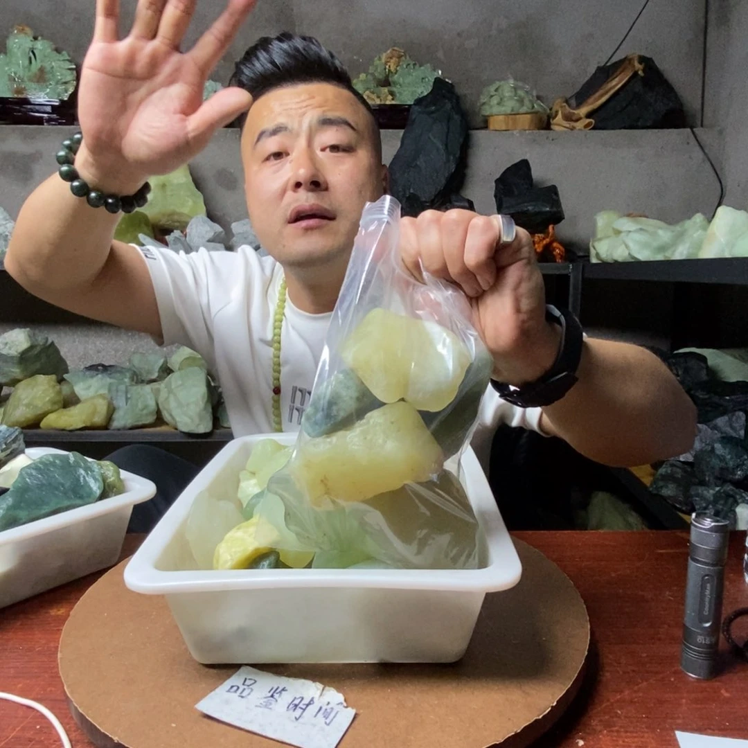 蛇纹石玉未镶嵌原石随机发