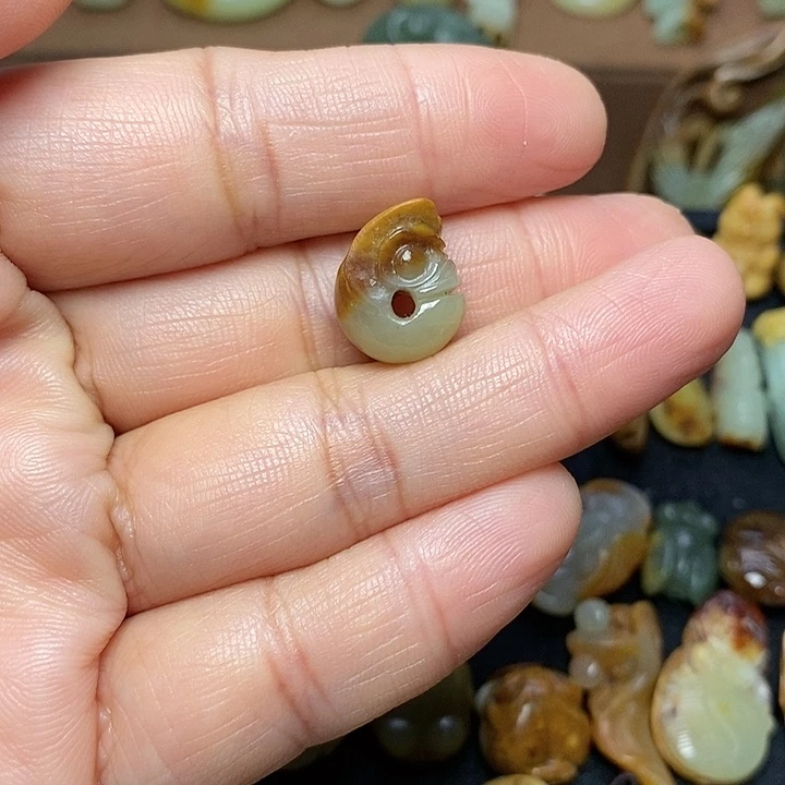 骑***风岫岩河磨玉（透闪石质玉）未镶嵌颈饰