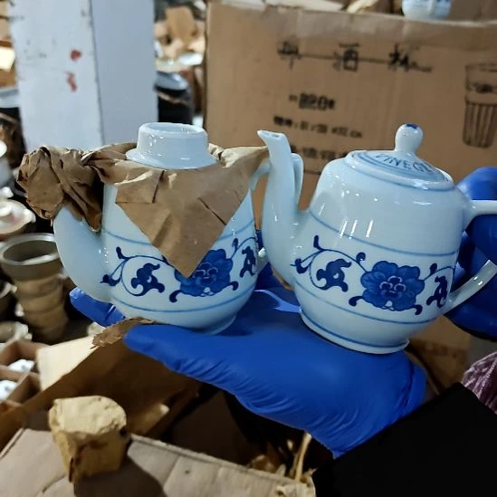 瓷片盘子碗茶壶啥都有