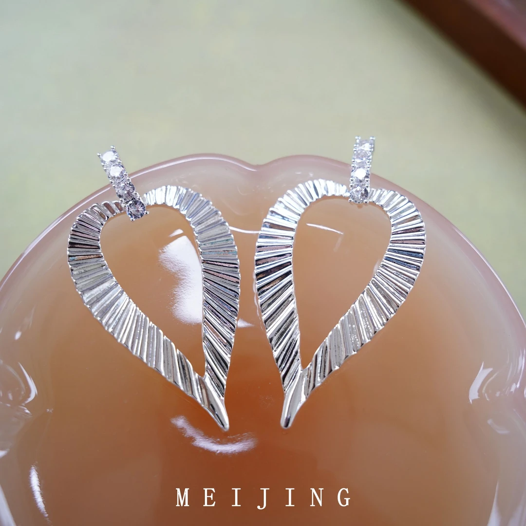 铜合金锆石耳饰 复古气质镂空银色锆石爱心耳环欧美风格女士耳饰