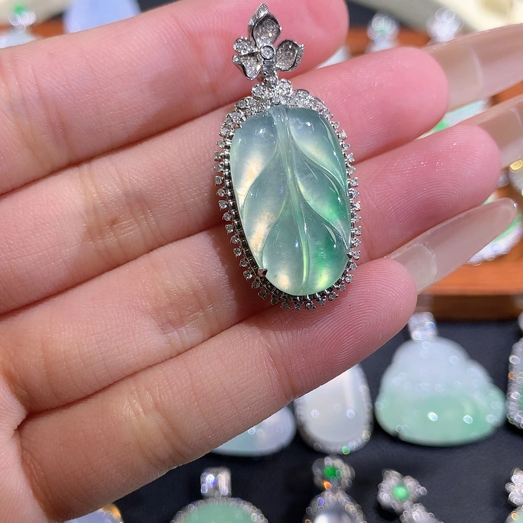 翡翠18K金镶嵌颈饰飘花叶子