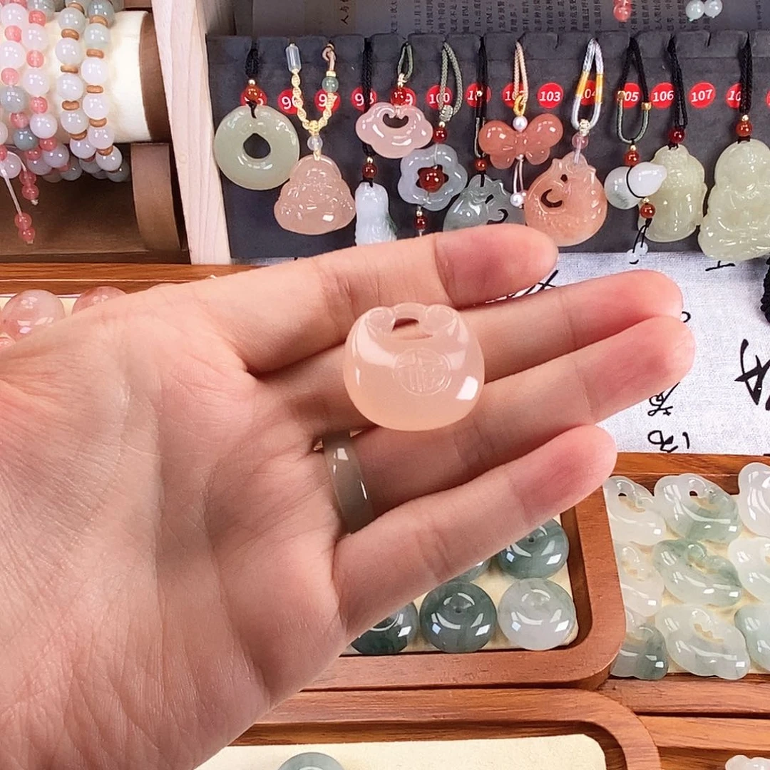 颈饰未镶嵌石英质玉