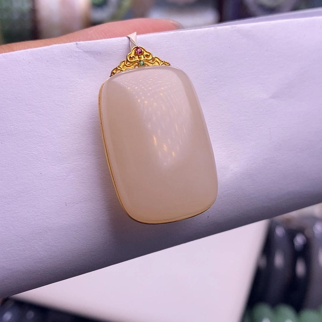 颈饰未镶嵌和田玉毕业级老坑料浓红粉金镶无事牌