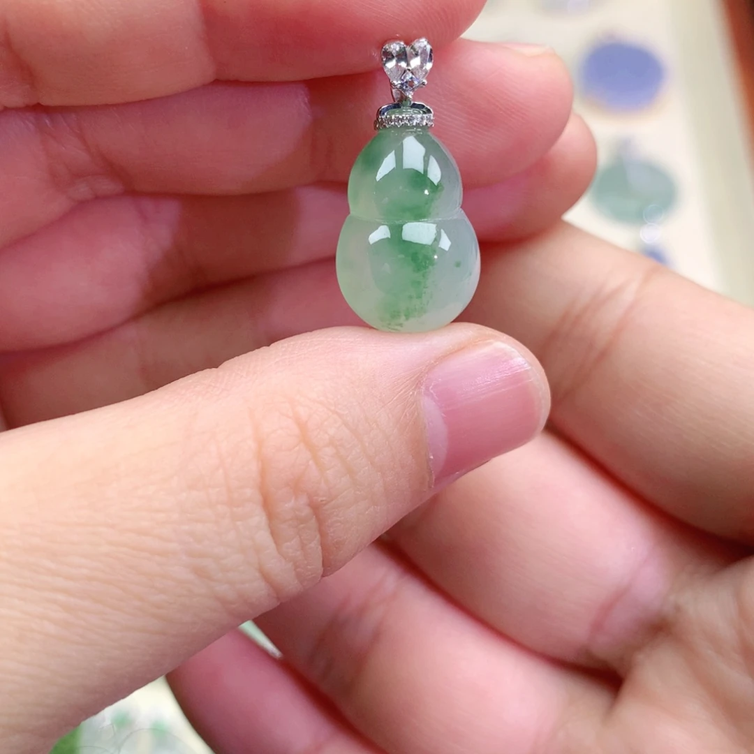 颈饰18K金镶嵌翡翠