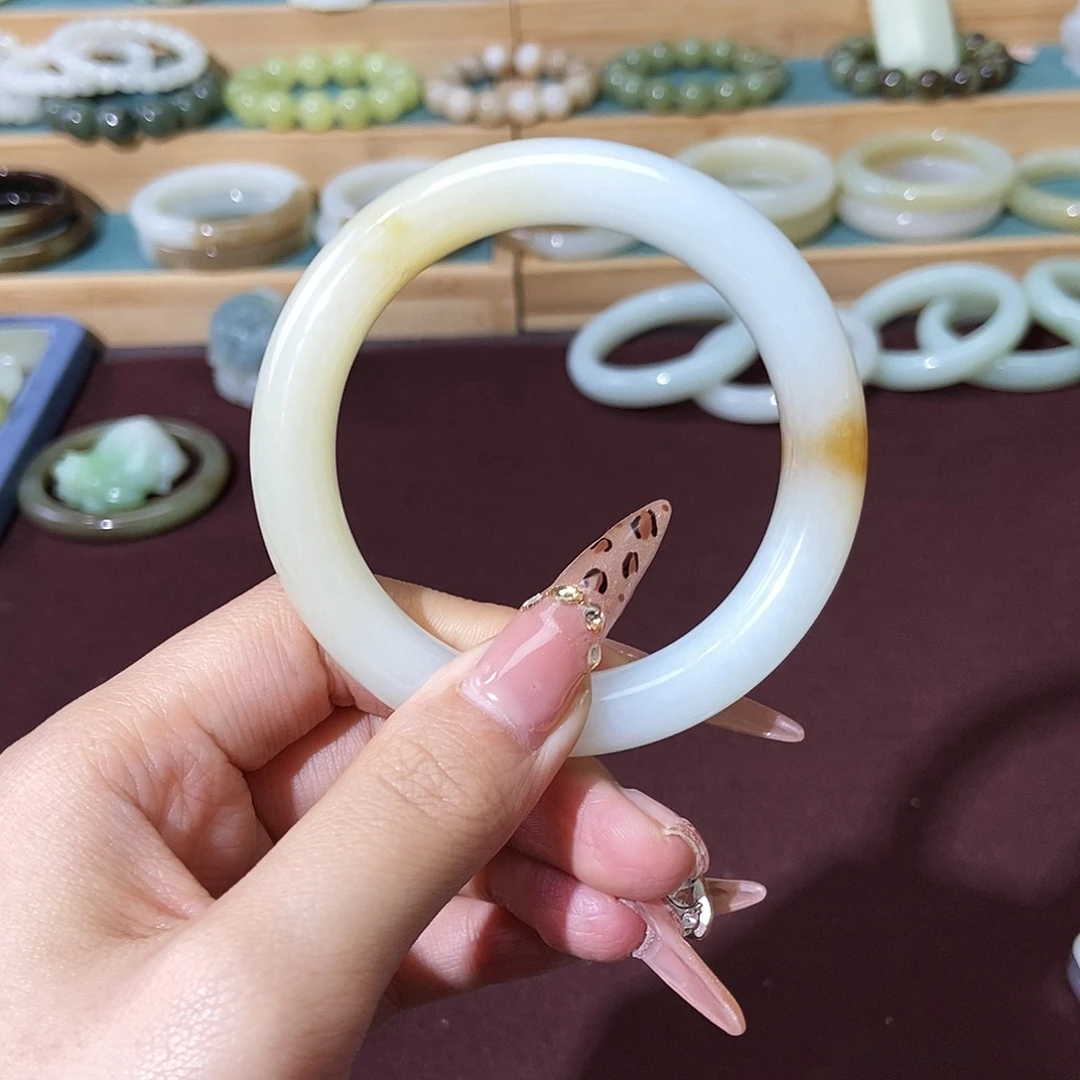 和田玉未镶嵌手镯