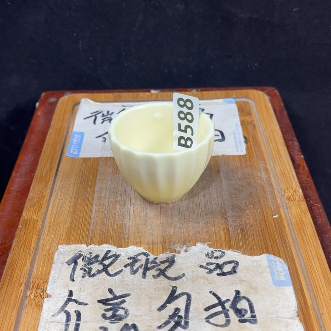 微瑕疵介意勿拍陶瓷器皿H185