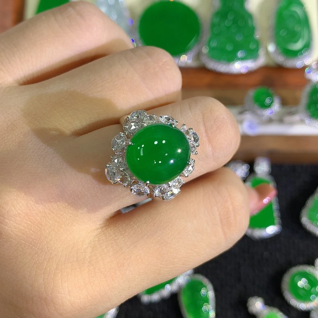 18K金镶嵌戒指翡翠蛋面