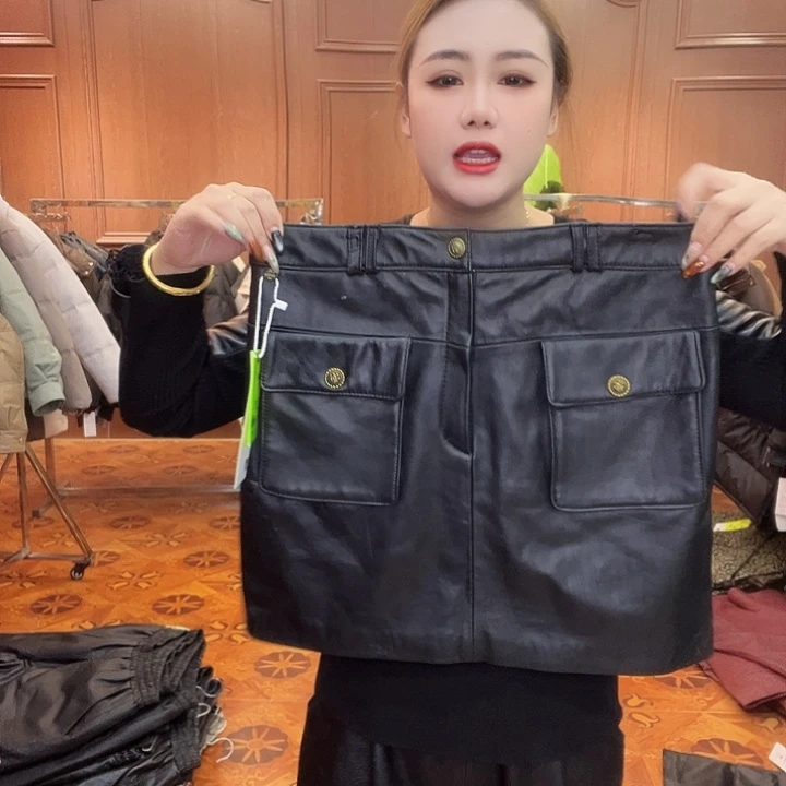 120……130真皮裙女