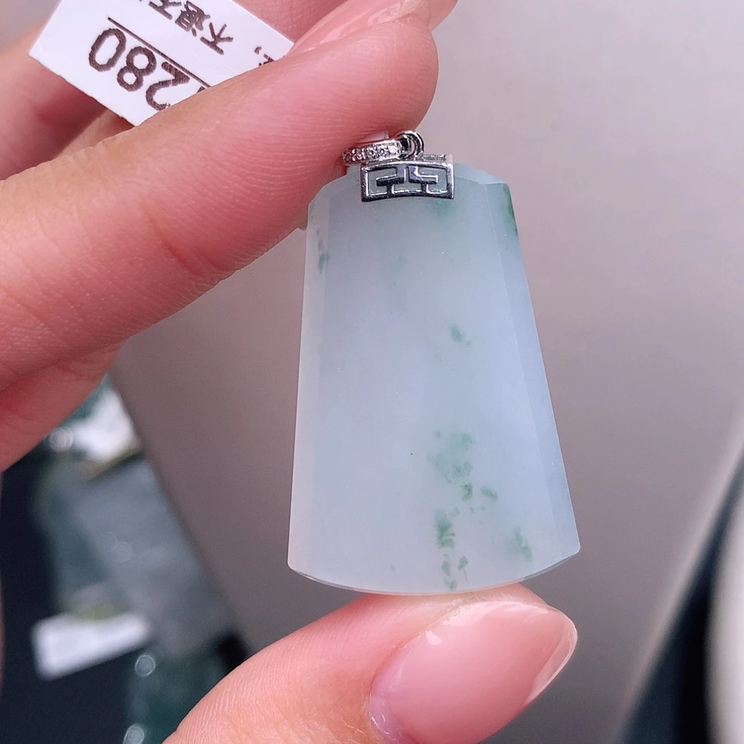 颈饰18K金镶嵌翡翠飘花无事牌