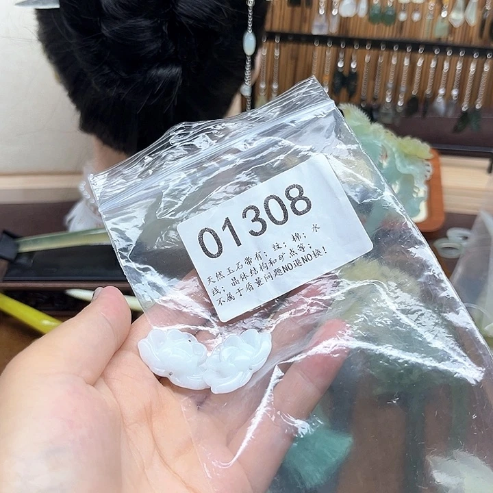 蛇纹石玉未镶嵌荷花吊坠阳**浓