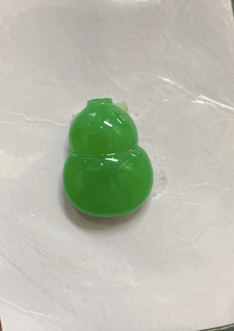 天然a货缅甸翡翠，色标级冰浓阳绿葫芦吊坠，满色满绿绿色阳绿