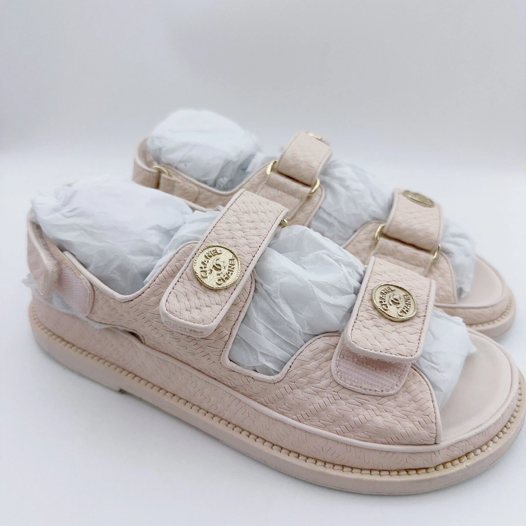 95新 Chanel/香奈儿 36.5/浅粉色金币徽章凉鞋/01068