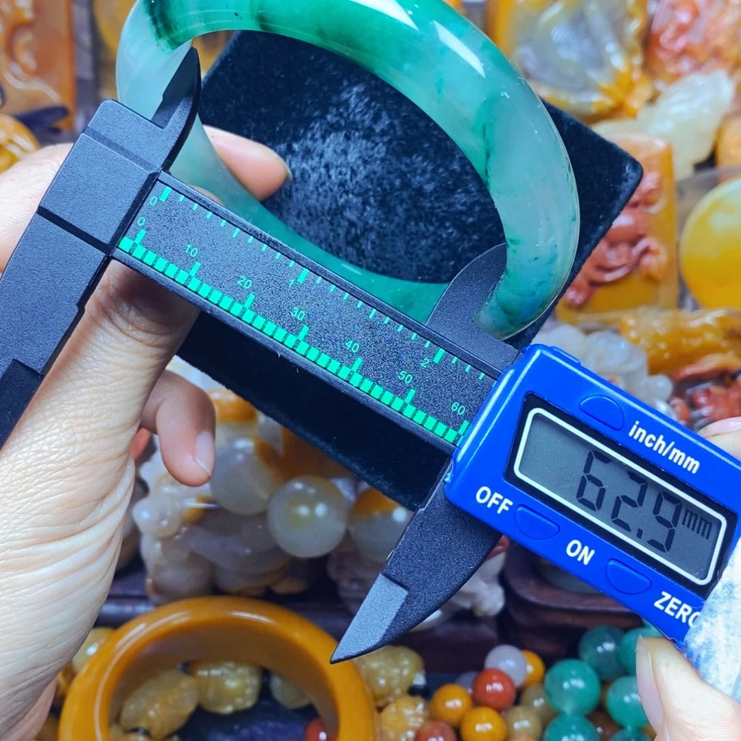 未镶嵌石英质玉（黄龙玉）颈饰