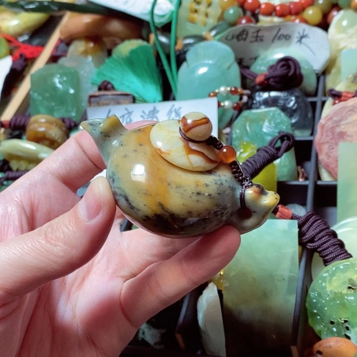 蛇纹石玉颈饰未镶嵌