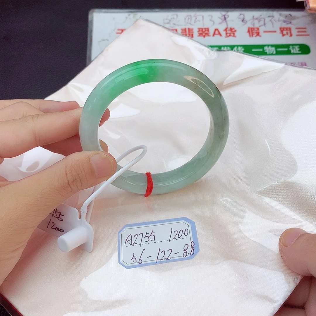 翡翠手镯未镶嵌翡翠