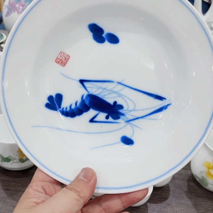 杯釉下五彩的瓷器和瓷器