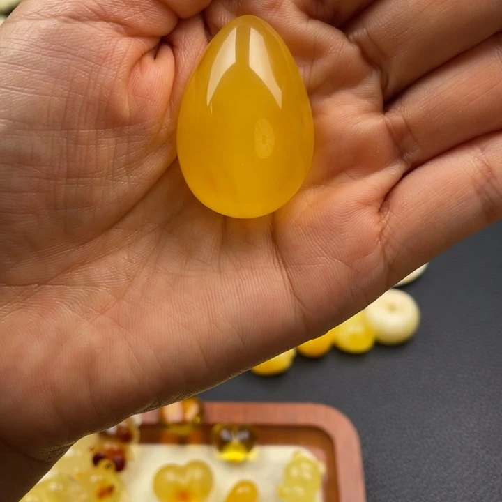 琥珀未镶嵌颈饰蜜蜡