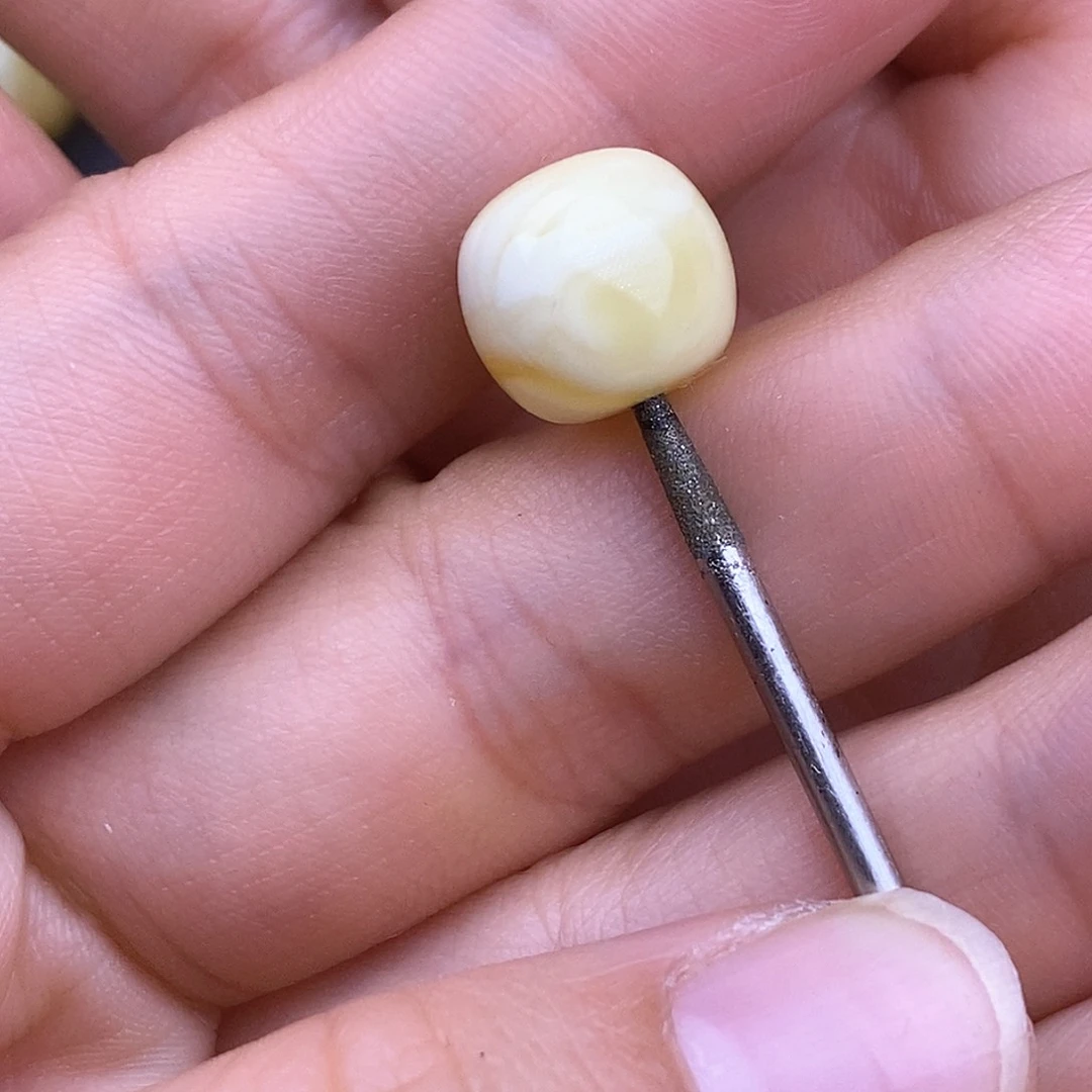 琥珀裸石未镶嵌苗*赛蜜蜡珠子