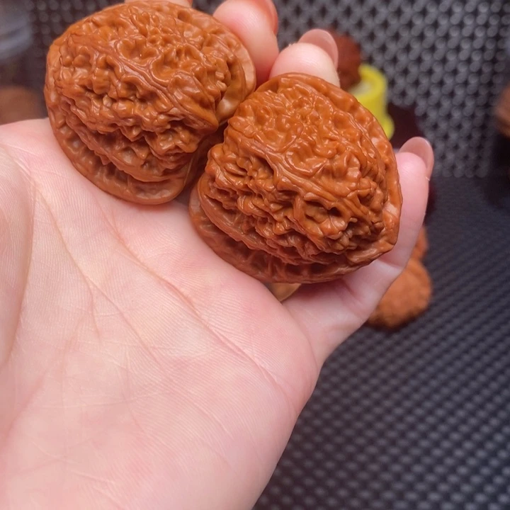 文玩核桃吊坠三角白