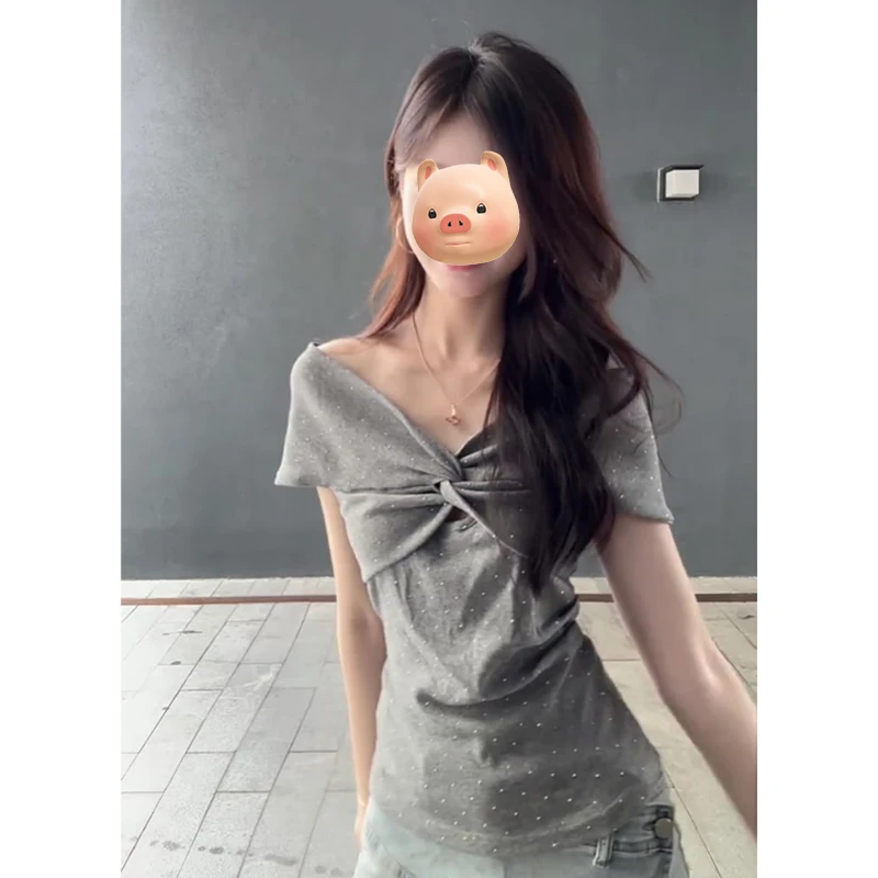 灰色一字肩扭结褶皱短袖T恤女夏季2025新款爆款修身露肩短款上衣
