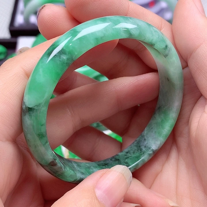 翡翠手镯未镶嵌翡翠手镯
