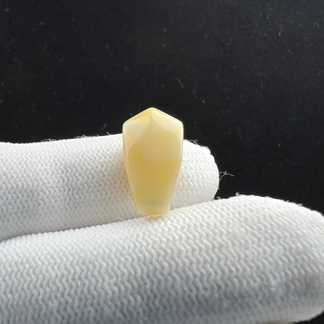 R1624天然蜜蜡俄料鲨鱼背三通10.5X18.8mm 克/T009