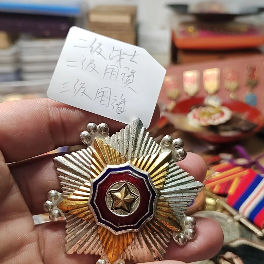 邻居家的纪念章三个