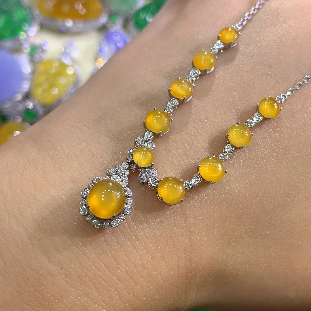 翡翠18K金镶嵌颈饰蛋