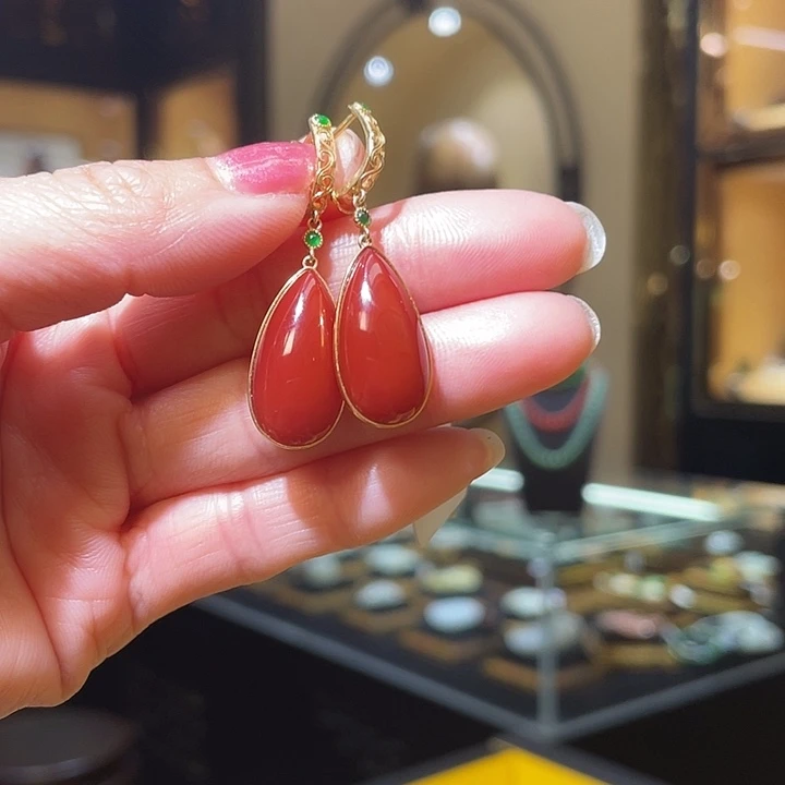 18K金镶嵌南红玛瑙耳饰水滴
