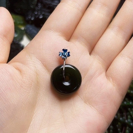 萧***孩蛇纹石玉未镶嵌颈饰