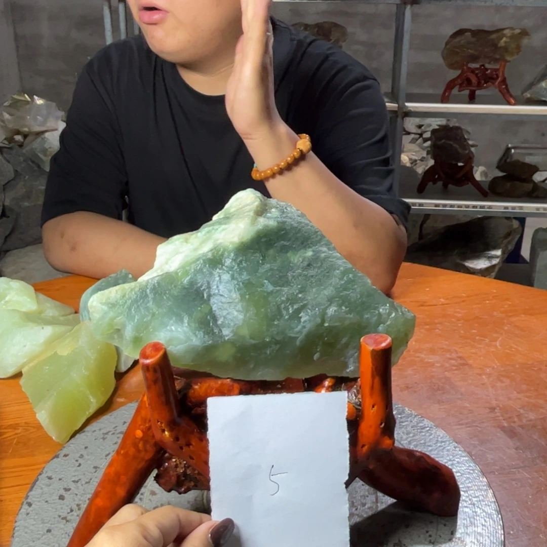 化***蝶未镶嵌蛇纹石玉岫岩纯天然原石