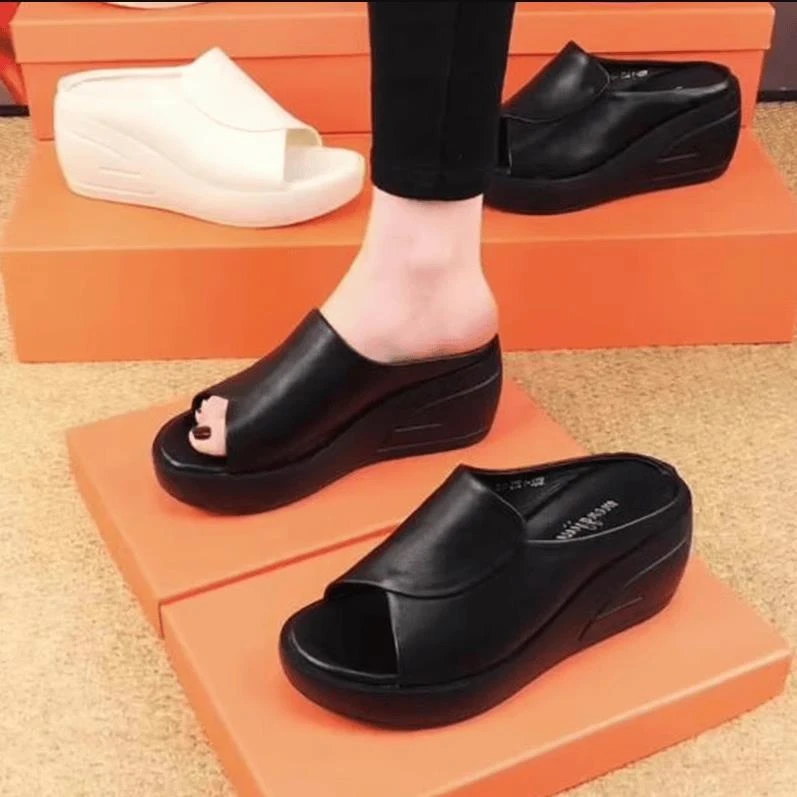 2025百搭春夏季真皮坡跟凉拖鞋女外穿防滑松糕厚底一字拖舒适时尚