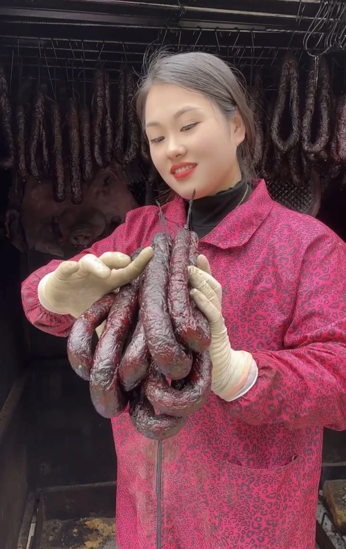 农家土特产烟熏腊肠，原味山姜，一条七两至一斤左右，三条起包邮