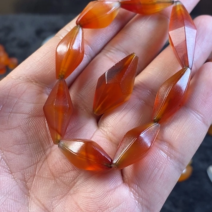 玛瑙/玉髓颈饰未镶嵌月****梨