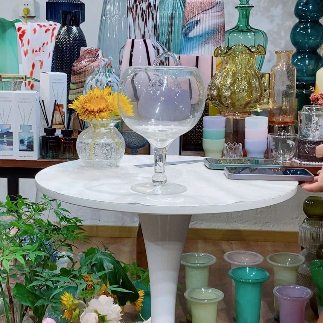 高脚花瓶 口11高22有黑点