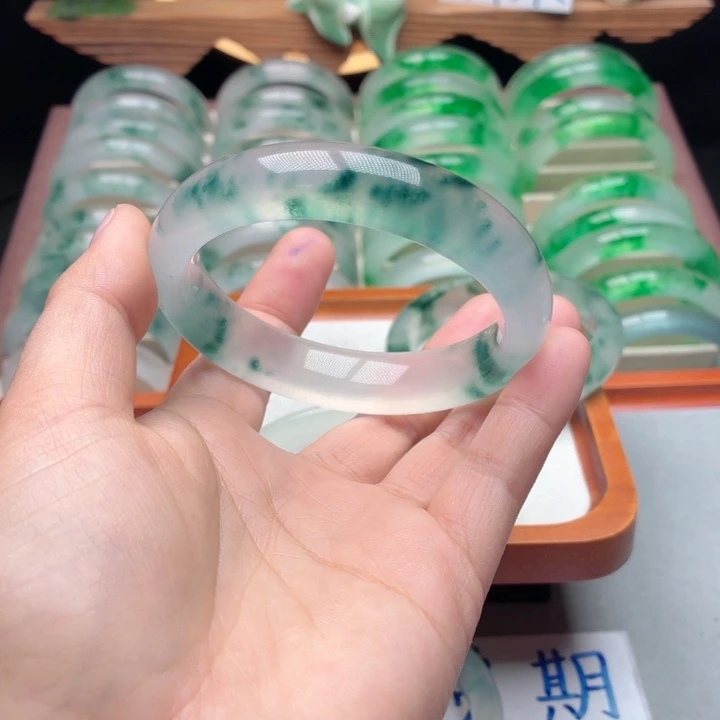 依***姐石英质玉未镶嵌手镯