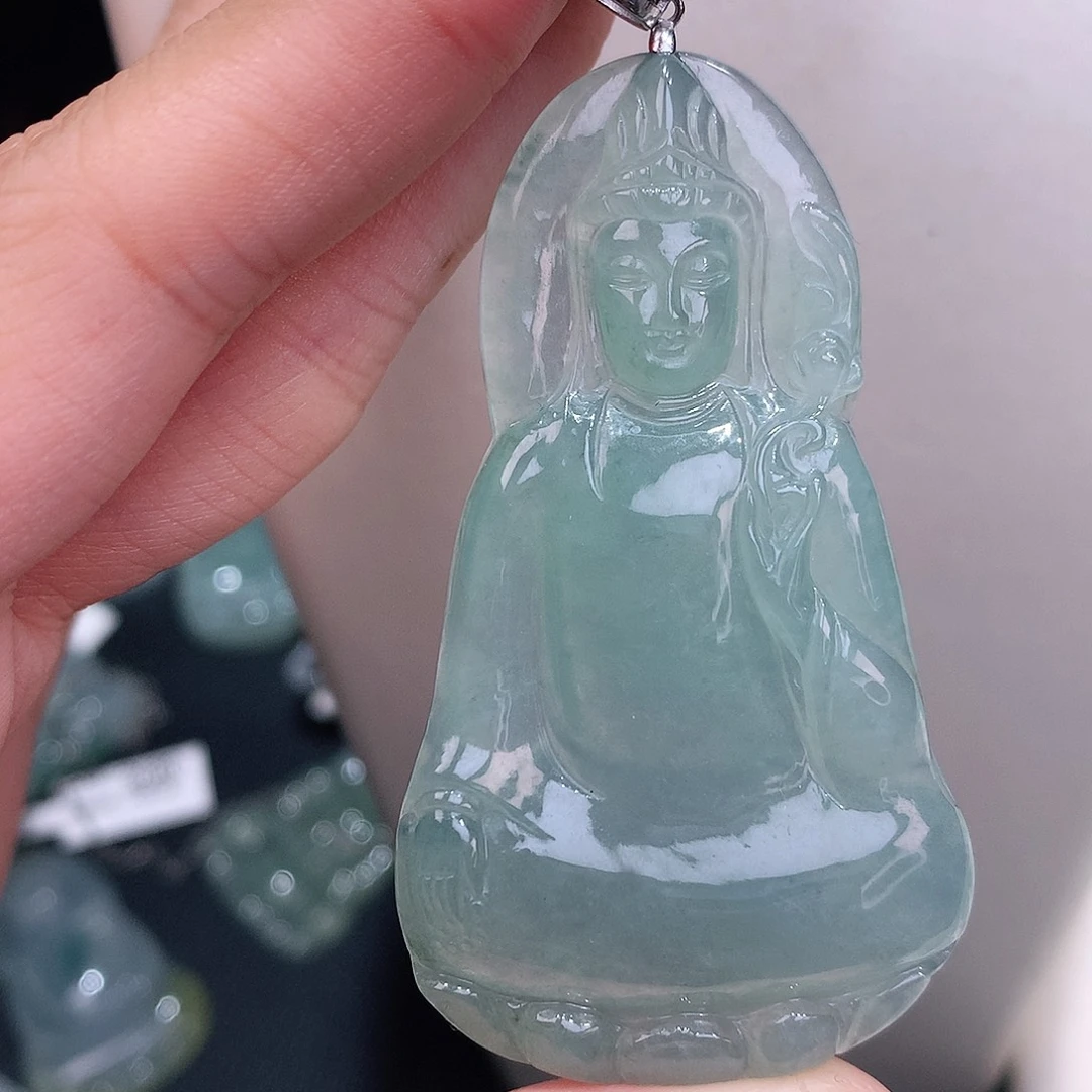 颈饰18K金镶嵌翡翠晴底素衣观音